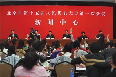 昨日，保障和改善民生发布会，记者向市教委、市住建委、市人力社保局、市卫计委、市民政局负责人提问。新京报记者 侯少卿 摄