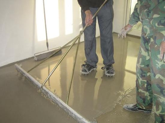 接新房后没钱装修,直接用水泥当地砖,想不到邻居纷纷效仿